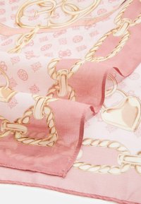 Sciarpa di seta rosa con motivo a catena dorata con cuori e loghi. I bordi sono delicatamente orlati, con una texture morbida e liscia.
