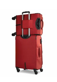 Set di valigie in poliestere rosso con design a strati. Dotato di manico telescopico, impugnature laterali e quattro ruote nere per una maggiore mobilità.