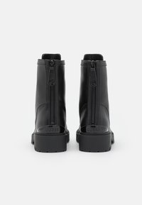 Guess OLENNI - Botins de atacadores - black