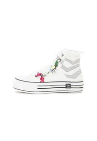 Weiße High-Top-Sneaker mit einem Textil-Obermaterial, silbernen Glitter-Akzenten, bunten Plastik-Anhängern an den Schnürsenkeln und einer schwarz-weißen gestreiften Sohle.