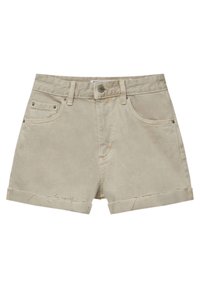 Shorts in denim beige con orlo sfilacciato, cinque tasche e chiusura con bottone. Il tessuto ha una consistenza morbida e una vestibilità rilassata.