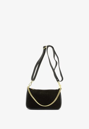 Malá černá kabelka se zlatým řetízkem a nastavitelným černým popruhem, navržená k nošení přes rameno nebo crossbody.