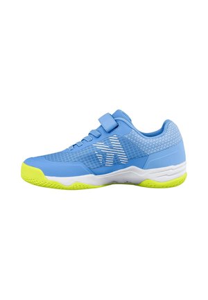 Zapatilla deportiva azul con suela blanca y suela exterior amarilla, con una correa de velcro y un panel lateral estampado con logo reflectante.