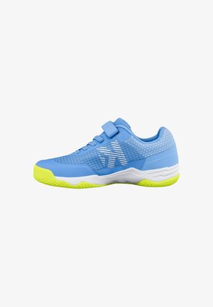 Zapatilla deportiva azul con suela blanca y suela exterior amarilla, con una correa de velcro y un panel lateral estampado con logo reflectante.