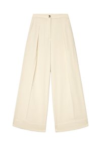 Pantaloni a gamba larga in tessuto beige chiaro, con pieghe frontali, chiusura con zip e bottone, e due tasche laterali. Tessuto morbido, senza motivi.