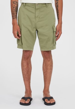 Olijfgroene cargoshorts met een losse pasvorm, voorzien van meerdere zijzakken en een omgeslagen zoom. Draag ze met zwarte teenslippers.