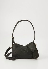 Bolso de mano de cuero negro con detalles en relieve de flores y logotipo, forma curva, correa de hombro ajustable y acentos de herrajes en tono dorado.