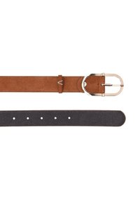 Brun ruskindsbælte med sølvspænde, der har en mørk side med fem huller til justering og et minimalistisk design.