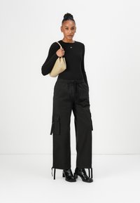 Tommy Jeans ELASTICATED PANT - Cargobukse - black