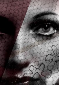 Primo piano in bianco e nero di un volto parzialmente nascosto da un sovrapposizione a pattern esagonale con contorni floreali, creando un effetto stratificato e testurizzato.