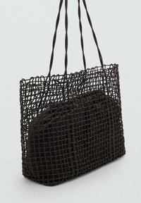 Borsa tote intrecciata nera con un design a griglia, dotata di una tasca interna liscia. I manici sono ritorti per migliorare la presa e la struttura.