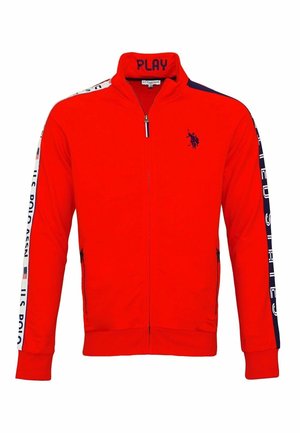 Czerwona kurtka sportowa na zamek z granatowym logo na piersi, tekstem ""PLAY"" na kołnierzu oraz białymi paskami z tekstem ""U.S. POLO ASSN."" na rękawach.