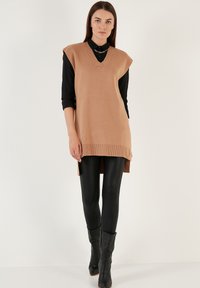 LELA Basic póló - camel