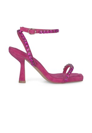 Sandali alti in suede rosa con punta quadrata, cinturino alla caviglia con accenti di strass e tacco affusolato.