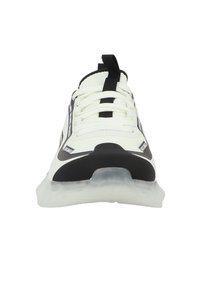 Chaussure de sport blanche avec accents noirs, design à lacets, semelle transparente et tige texturée comportant des détails de marque et une languette.