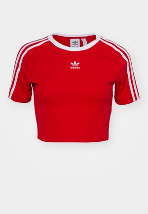 Maglietta a maniche corte rossa realizzata in cotone, con design a tre righe bianche sulle maniche, scollatura rotonda e logo ricamato sul petto.