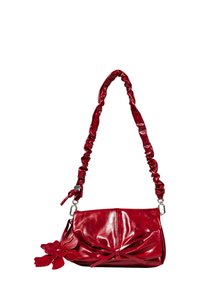 Borsa a tracolla in pelle rossa con una tracolla arricciata, frontale a forma di fiocco e un accento floreale. Finitura liscia con una texture lucida.