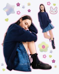 Sweatshirt oversized bleu marine, jupe plissée en denim et bottines noires avec sangles. Entourée d'accents colorés et ludiques en étoiles et fleurs.