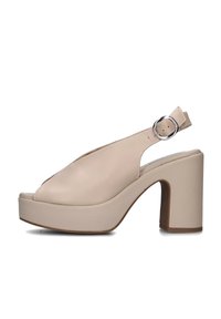 Sandales à talons hauts en synthétique beige avec un bout ouvert, un design à bride arrière, une forme arrondie et un détail de boucle ajustable. Elles sont dotées d'une semelle compensée.