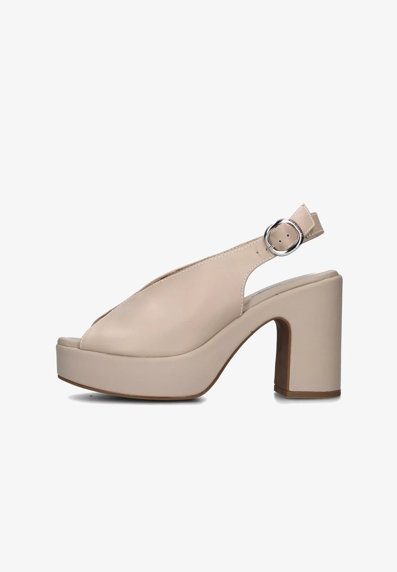 Sandali con tacco alto in sintetico beige, con punta aperta, design slingback, forma arrotondata e dettaglio con fibbia regolabile. Presentano una suola piattaforma.
