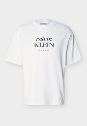 T-shirt blanc à manches courtes et col rond avec l'inscription "calvin KLEIN NEW YORK" imprimée en noir au centre devant.