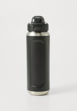 Schwarze und aus Edelstahl gefertigte isolierte Wasserflasche mit Klappdeckel und Druckknopfverschluss vor weißem Hintergrund.