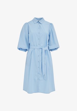 Svetlomodré košeľové šaty dĺžky po kolená s nafúknutými rukávmi do lakťov, zapínaním na gombíky, golierom a opaskom na zaväzovanie v páse.