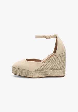 Espadrille cuña de ante beige con puntera cerrada y correa en el tobillo con hebilla, con suela plataforma de yute trenzado.