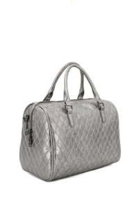 Borsa da viaggio argento trapuntata con doppi manici, chiusura con zip e motivo in superficie testurizzato. Presenta una forma strutturata e un design elegante.