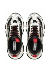 Des baskets noires et argentées avec une tige en maille, des accents métalliques, des lacets rouges et un logo prominent sur la languette et le talon.
