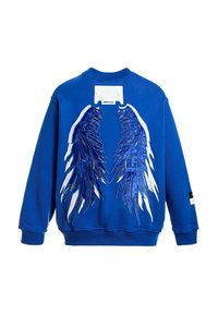 Sudadera azul con diseños de alas bordados en blanco y azul en la parte posterior. Presenta una etiqueta en el cuello y un parche en la manga.