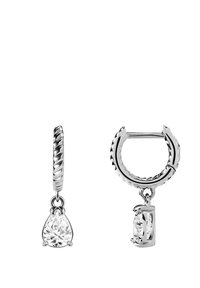 Pendientes de aro de plata con un diseño retorcido, con un colgante de cristal transparente en forma de pera y rectangular colgando de cada pendiente.