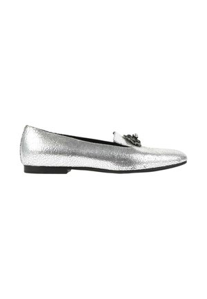 Chaussure plate argentée avec texture craquelée et semelle noire, ornée d'un nœud noir décoratif à l'avant.