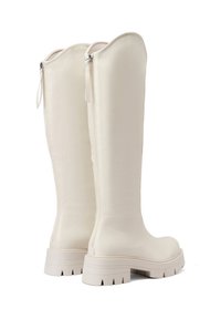 Stivali bianchi fino al ginocchio realizzati in materiale liscio, con zip laterale, punta arrotondata e suole spesse e scanalate con un leggero plateau.