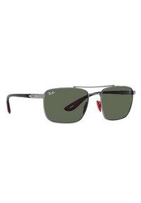 Occhiali da sole Ray-Ban con montatura quadrata, in metallo argentato, lenti verdi, aste nere e finiture in gomma rossa sulle tempie.