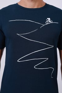 Navyblå bomullst-skjorte med en hvit linjeteckning av en syklist på en svingete sti, som fremhever jevne kurver og minimalistisk design.
