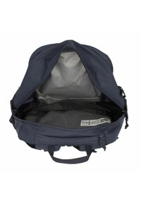 Zaino blu navy con apertura ampia, interno grigio, doppio manico laterale e tasca esterna con zip. Realizzato in materiale resistente.