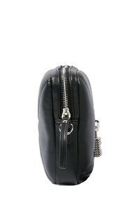 Borsa a tracolla nera in pelle con texture liscia, dotata di una zip e dettagli hardware in argento. Forma compatta ovale con una tracolla laterale.