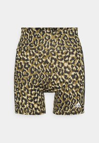 Højtsiddende atletiske shorts i leopardprint med sorte sidedetaljer og en hvid Adidas-logo på venstre ben mod en hvid baggrund.