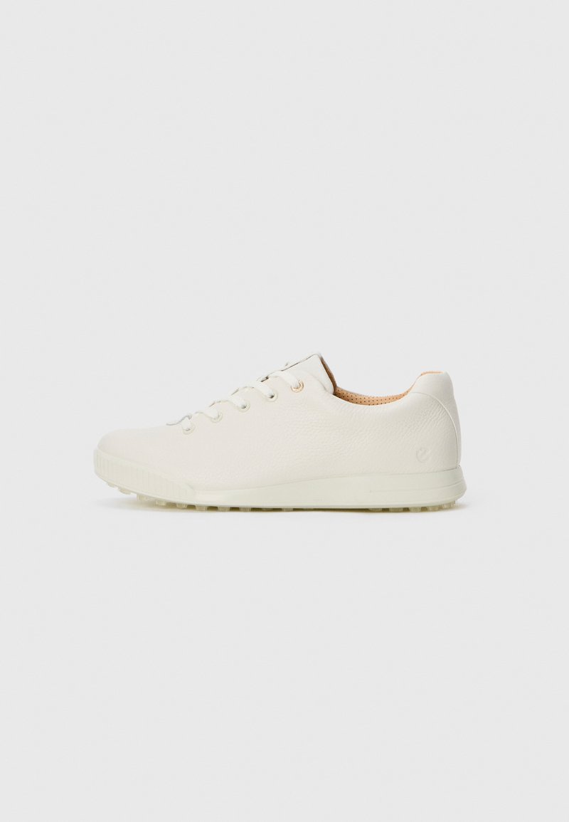 Baskets blanches en cuir à découpe basse avec un laçage à l'avant et une semelle texturée sur un fond clair uni.