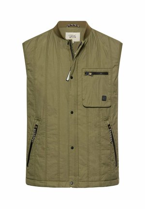 Olivengrøn ærmeløs jakke med frontlynlås, trykknapper, en lynlåslomme på brystet, to lynlåslommer på siderne og ribkantet krave.