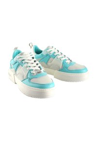 Baskets avec une semelle blanche épaisse, en matériau synthétique bleu clair et gris, bout rond, et lacets blancs avec un détail de logo sur le côté.