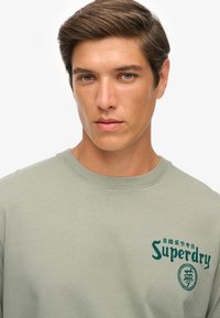Superdry & Co TOKYO NARRATIVE LOOSE - Camiseta estampada - slate grey