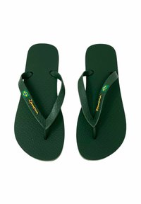Groene rubberen flip-flops met een getextureerde voetbed, dunne bandjes en een klein detail van de Braziliaanse vlag nabij de merknaam.