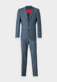 Herrenanzug aus einem gedämpften blauen Stoff; verfügt über ein Zweiknopf-Jacket mit Reverskragen, passender Hose und einem roten Innenlabel.