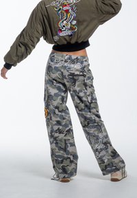 Ed Hardy NYC BADGE  - Reisitaskuhousut - camo