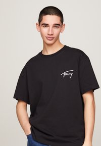 Tommy Jeans SIGNATURE - Basic póló - black