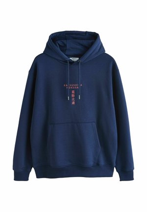 Marineblauer Hoodie aus weicher Baumwolle mit einer Fronttasche, verstellbaren Kordelzügen und grafischem Textdesign in Rot auf der Brust.