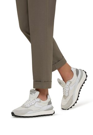 Hvite og lysegrå sneakers med en blanding af mesh og ruskind materialer, udstyret med en sort gummisål og et tekstureret design på overdelen.