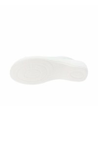 Suela de zapato de goma blanca con un patrón de tracción texturizado, que presenta diseños circulares y un ligero contorno para mayor agarre y estabilidad.